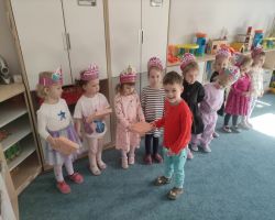 dzieci podczas obchodów dnia kobiet