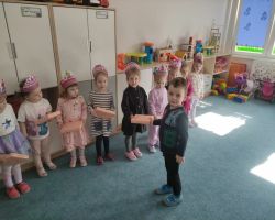 dzieci podczas obchodów dnia kobiet