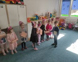 dzieci podczas obchodów dnia kobiet