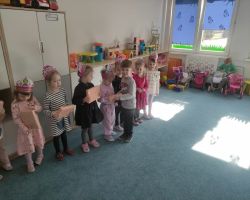 dzieci podczas obchodów dnia kobiet