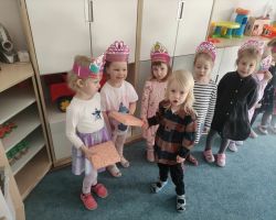 dzieci podczas obchodów dnia kobiet