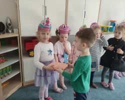 dzieci podczas obchodów dnia kobiet