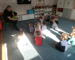 dzieci podczas obchodów dnia kobiet