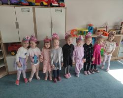 dzieci podczas obchodów dnia kobiet