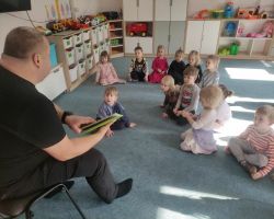 dzieci podczas obchodów dnia kobiet