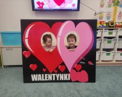 dzieci podczas obchodów walentynek