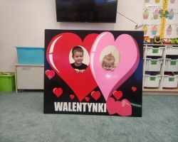 dzieci podczas obchodów walentynek