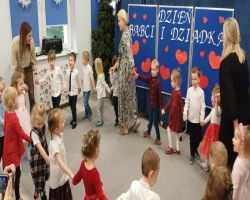 dzieci podczas występów z okazji dnia babci i dziadka