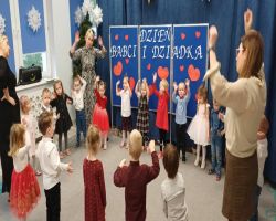 dzieci podczas występów z okazji dnia babci i dziadka