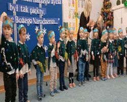 dzieci podczas występów bożonarodzeniowych