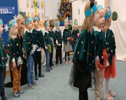 dzieci podczas występów bożonarodzeniowych