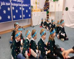 dzieci podczas występów bożonarodzeniowych