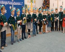 dzieci podczas występów bożonarodzeniowych