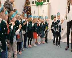 dzieci podczas występów bożonarodzeniowych