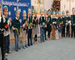 dzieci podczas występów bożonarodzeniowych