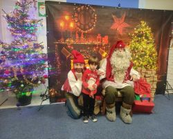 dzieci podczas spotkania ze Świętym Mikołajem