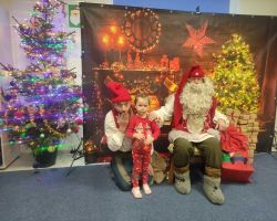 dzieci podczas spotkania ze Świętym Mikołajem