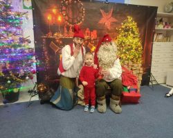 dzieci podczas spotkania ze Świętym Mikołajem