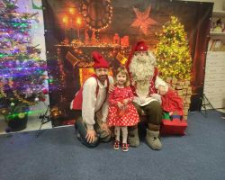 dzieci podczas spotkania ze Świętym Mikołajem