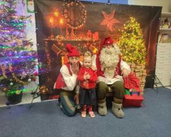 dzieci podczas spotkania ze Świętym Mikołajem