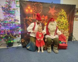 dzieci podczas spotkania ze Świętym Mikołajem