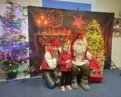 dzieci podczas spotkania ze Świętym Mikołajem