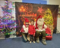 dzieci podczas spotkania ze Świętym Mikołajem