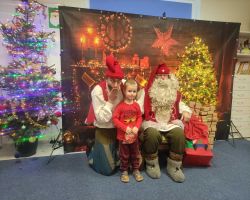 dzieci podczas spotkania ze Świętym Mikołajem
