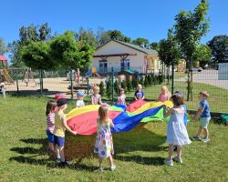 dzieci i nauczycie podczas zakończenia roku przedszkolnego