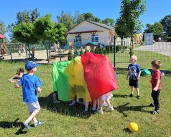dzieci i nauczycie podczas zakończenia roku przedszkolnego