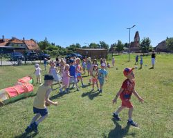 dzieci i nauczycie podczas zakończenia roku przedszkolnego