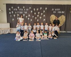 dzieci i nauczycie podczas zakończenia roku przedszkolnego