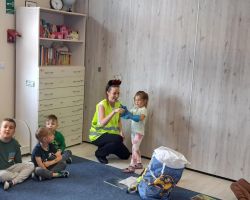 dzieci poznają zasady bhp