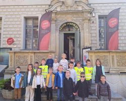 dzieci uczestniczą w spektaklu muzycznym