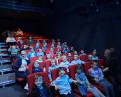 dzieci uczestniczą w spektaklu muzycznym