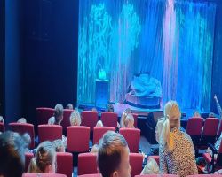 dzieci uczestniczą w spektaklu muzycznym