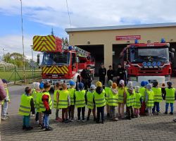 dzieci zapoznają się z pracą strażaka