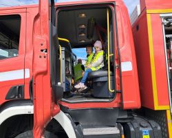 dzieci zapoznają się z pracą strażaka