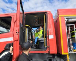 dzieci zapoznają się z pracą strażaka