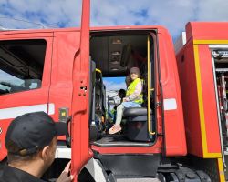 dzieci zapoznają się z pracą strażaka