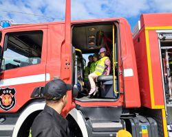 dzieci zapoznają się z pracą strażaka