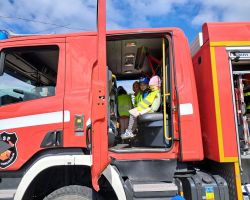 dzieci zapoznają się z pracą strażaka