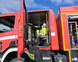 dzieci zapoznają się z pracą strażaka