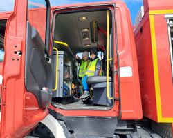 dzieci zapoznają się z pracą strażaka