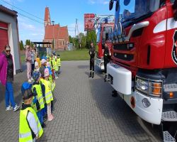 dzieci zapoznają się z pracą strażaka