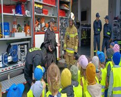 dzieci zapoznają się z pracą strażaka