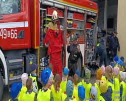 dzieci zapoznają się z pracą strażaka