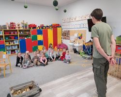 dzieci zapoznają się z żywymi zwierzętami