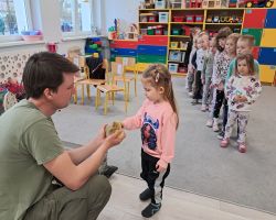 dzieci zapoznają się z żywymi zwierzętami