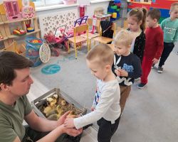 dzieci zapoznają się z żywymi zwierzętami